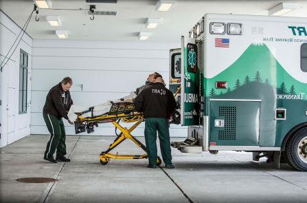 急救人员正在从急救中心的救护车上卸下一个病人